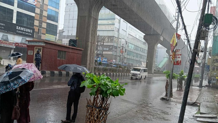 রাজধানীতে রেমালের প্রভাব, বৃষ্টির সঙ্গে দমকা বাতাস