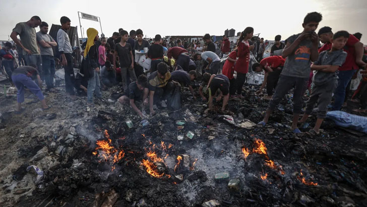 ইসরাইলের বোমার আগুনে পুড়ে মরছে ফিলিস্তিনিরা