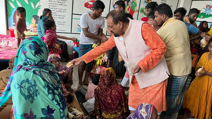 রিমালে ক্ষতিগ্রস্তদের পাশে রুহুল আমিন হাওলাদার