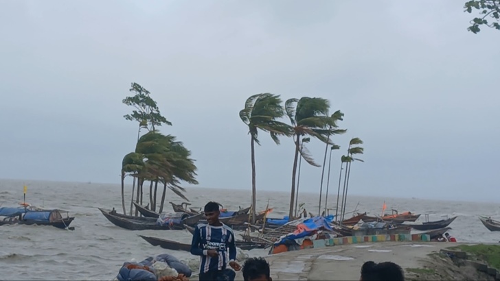 সারা দেশে ভারি বৃষ্টি, সকালেই দুর্বল হতে পারে ঘূর্ণিঝড় ‘রেমাল’