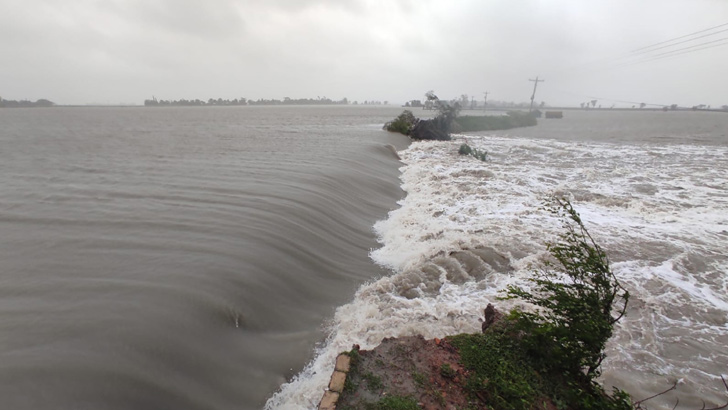 রেমালের তাণ্ডবে ৬৯৭ কোটি টাকার মাছ ভেসে গেছে