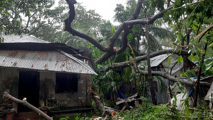 ঘূর্ণিঝড় রেমালের তাণ্ডবে মৃত্যু ১৬ জনের, পৌনে ২ লাখ ঘরবাড়ি বিধ্বস্ত