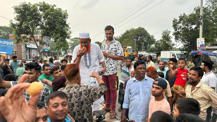 পরাজিত চেয়ারম্যান প্রার্থীর সমর্থকদের আনন্দ মিছিল ও মিষ্টি বিতরণ