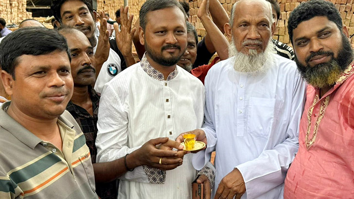 নির্বাচনে জিতেই পেলেন স্বর্ণের কাপ-পিরিচ