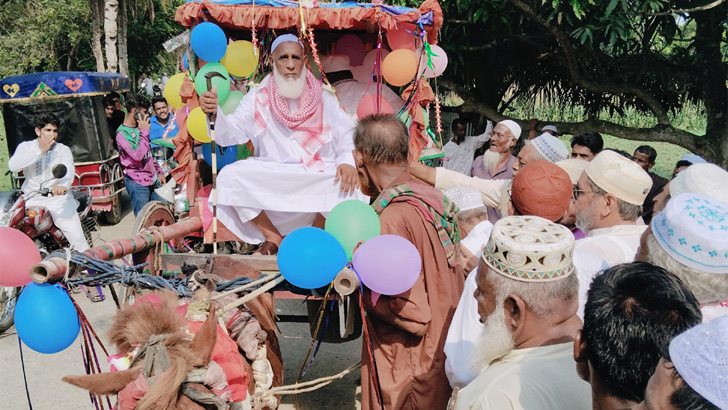 ইমামের রাজকীয় বিদায়, নিজেও কাঁদলেন গ্রামবাসীদের কাঁদালেন