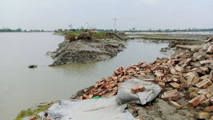 উপকূলে রিমালের আঘাত: ঘরছাড়া হাজারো মানুষ খাবার ও পানি সংকটে 