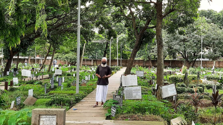 কবরস্থানে মিলল ২১ লাখ টাকা! 