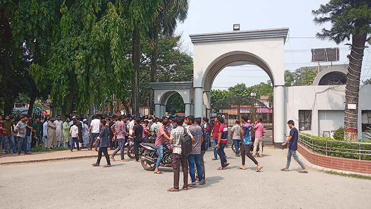 ঈদের ছুটিতে ইবির হল খোলা রাখার দাবিতে প্রধান ফটক অবরোধ