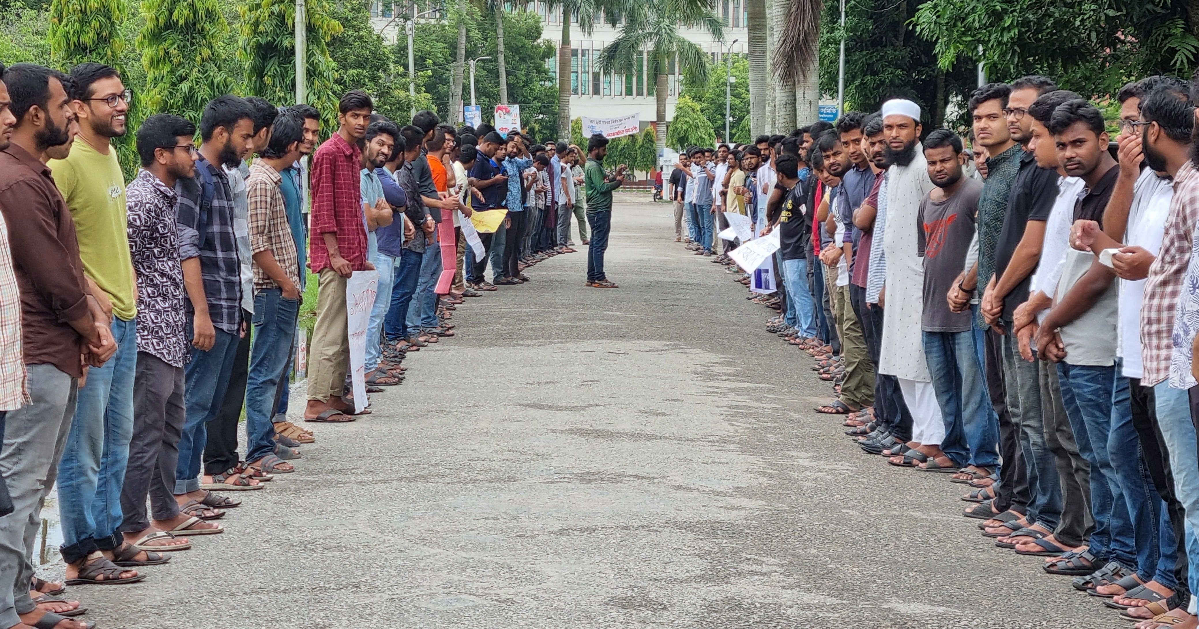 কোটা বাতিলের দাবিতে বাকৃবি শিক্ষার্থীদের মানববন্ধন 