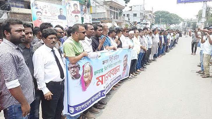 ২৪ ঘণ্টার মধ্যে মিন্টুকে জনতার মাঝে ফিরিয়ে দেওয়ার দাবিতে ঝিনাইদহে বিক্ষোভ