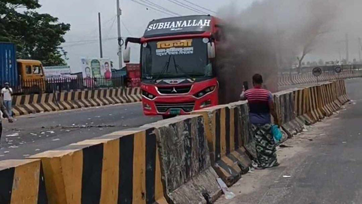 সোনারগাঁয়ে মেঘনা টোলপ্লাজা এলাকায় চলন্ত বাসে আগুন