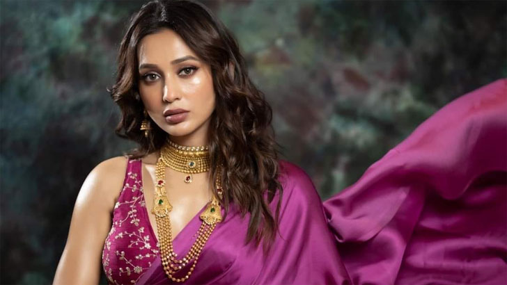 ‘তুফানের’ অনুষ্ঠান শেষে ফেরার পথে তুফানে উড়ে যাচ্ছেন মিমি (ভিডিও)