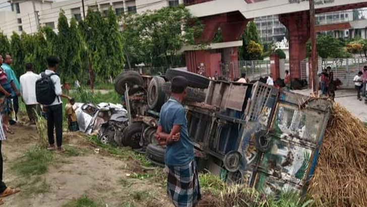 মহাসড়‌কে প্রাইভেটকার-ট্রাক সংঘর্ষে নিহত ৩