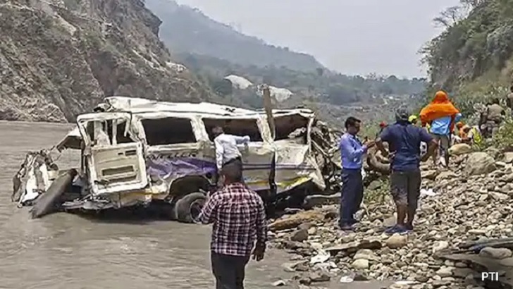 রাস্তা থেকে নদীতে পড়ে গেল টেম্পো ট্রাভেলার, ১৪ জনের প্রাণহানি