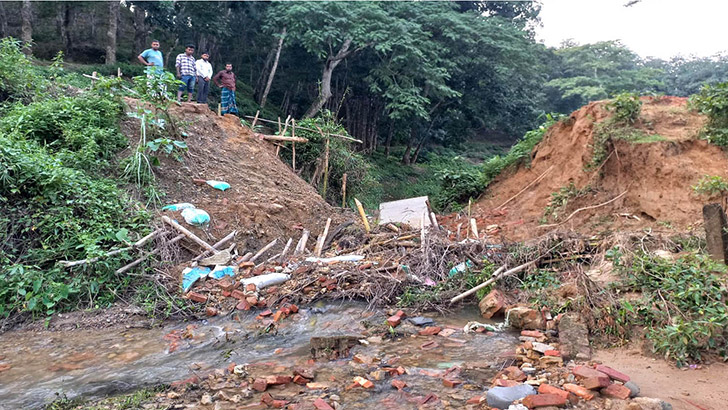 ভারি বর্ষণ ও পাহাড়ি ঢলে বিধ্বস্ত রাস্তা-কালভার্ট, দুর্ভোগে ১০ হাজার বাসিন্দা