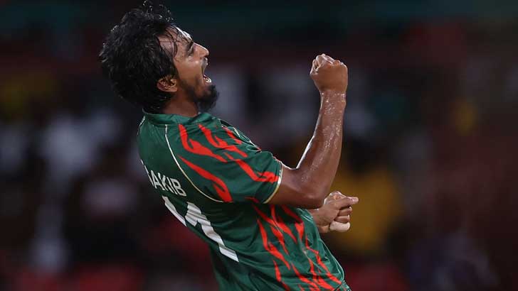 ৪ ওভারে ৭ রানে ৪ উইকেট তুলে নিলেন তানজিম সাকিব