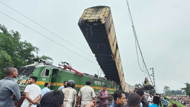 দার্জিলিংয়ে ট্রেনের মুখোমুখি সংঘর্ষ