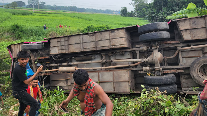 বাস প্রাইভেটকার ও অটোরিকশার ত্রিমুখি সংঘর্ষ, নিহত ২