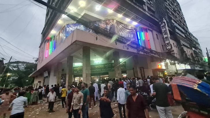 ‘তুফানে’র টিকিট না পেয়ে মধুমিতা হলে ভাঙচুর