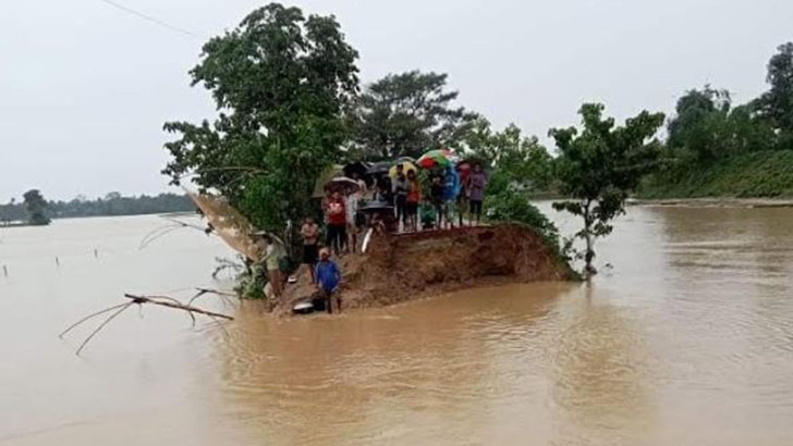 সোনাই নদীর বাঁধ ভেঙে প্লাবিত গ্রামের পর গ্রাম