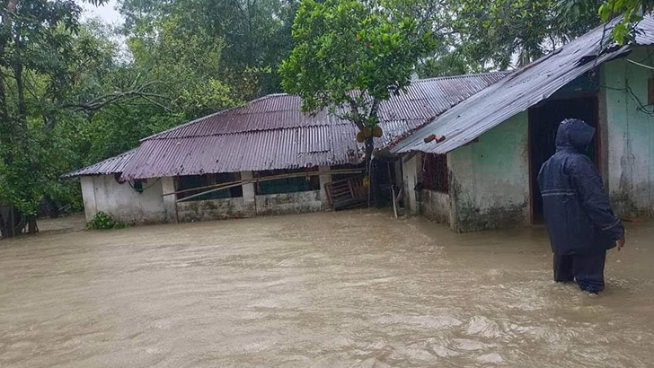 টানা ভারি বর্ষণে টেকনাফে ৩৫ গ্রাম প্লাবিত, পানিবন্দি অর্ধলাখ মানুষ