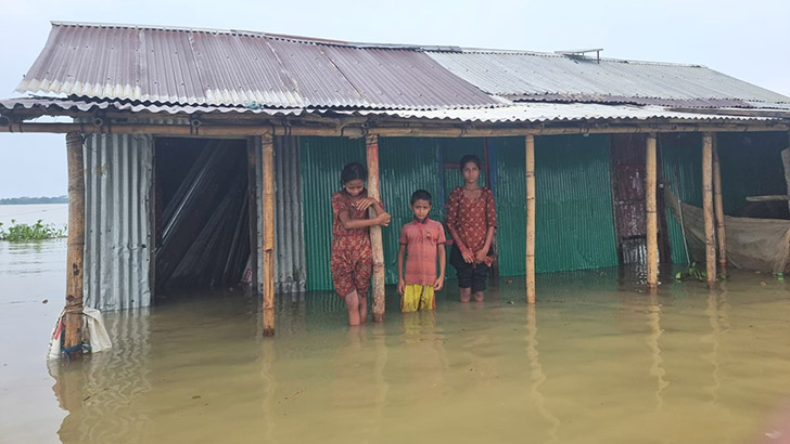 সুনামগঞ্জে পানিবন্দি ৮ লাখ মানুষ, ত্রাণের জন্য আকুতি