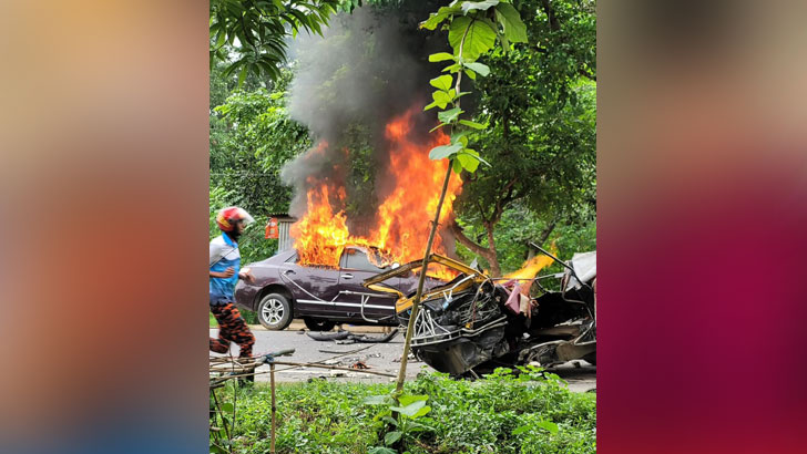 মাহিন্দ্রের সঙ্গে সংঘর্ষে প্রাইভেটকারে আগুন, নিহত ২