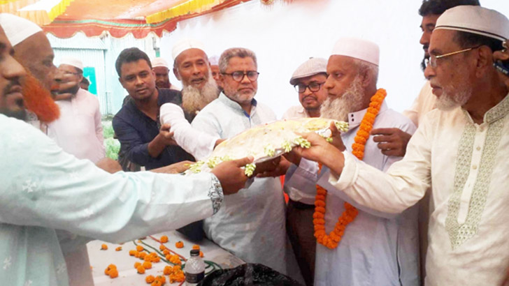 সরাইলে মসজিদের ইমামকে রাজকীয় বিদায় সংবর্ধনা