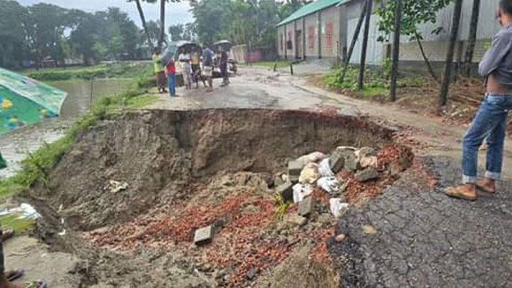 রাস্তা ভেঙে পড়েছে ডোবায়, দুর্ভোগে ২০ হাজার মানুষ 