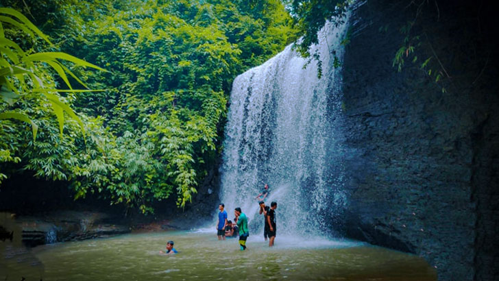 আষাঢ়ে ঢলে প্রাণ ফিরেছে ঝরনায়, বাড়ছে পর্যটক 