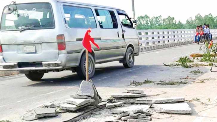 শেখ হাসিনা সেতুর ওপর গর্ত, ভারী যানবাহন চলাচল বন্ধ