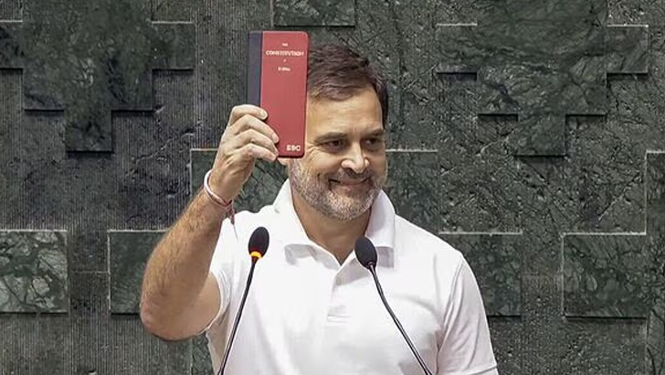 সংবিধান হাতেই শপথ নিলেন রাহুল গান্ধী 