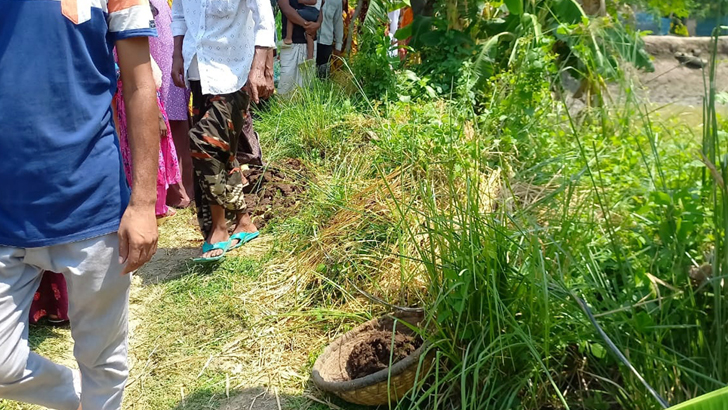 সিংড়ায় বৈদ্যুতিক তারে জড়িয়ে বউ-শ্বশুরের মৃত্যু