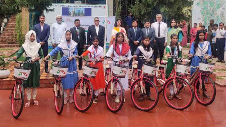 মেধাবী ছাত্রীদের মাঝে এমটিবি ফাউন্ডেশনের সাইকেল বিতরণ