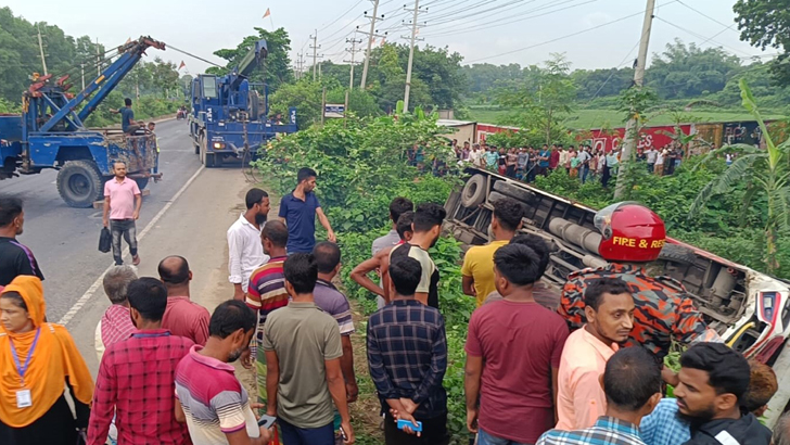 দুই বাসের প্রতিযোগিতায় প্রাণ গেল হেলপারের