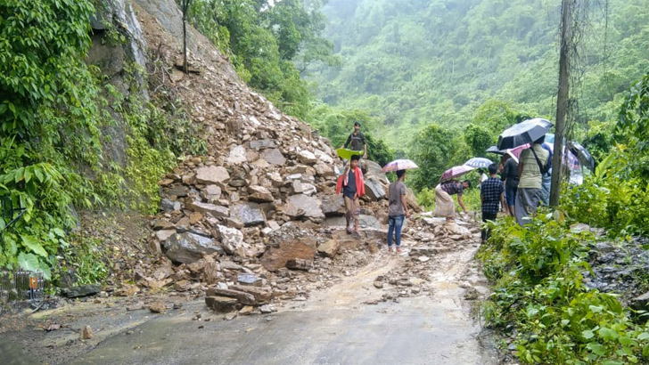 টানা বর্ষণে বান্দরবানে পাহাড় ধস, ঝুঁকিপূর্ণ বাসিন্দাদের সরে যেতে মাইকিং