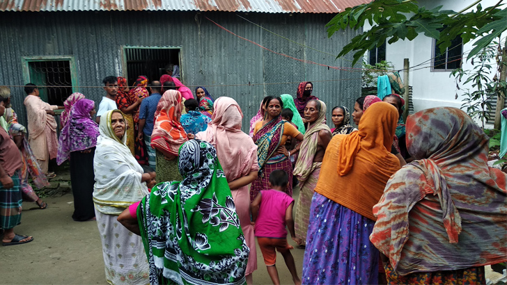 নবজাতক উদ্ধার নিয়ে রহস্য, স্থানীয়দের ভিড়