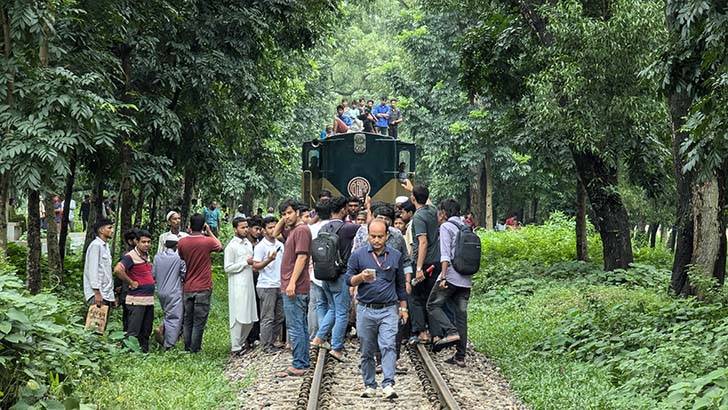 ট্রেন থামিয়ে বৃষ্টিতে ভিজে বাকৃবি শিক্ষার্থীদের আন্দোলন