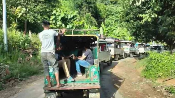 সাজেকে আটকাপড়া পর্যটকরা ফিরছেন 