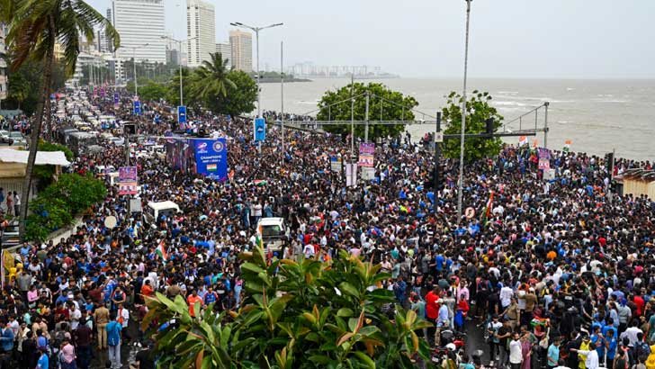 বিশ্বকাপজয়ী দলকে স্বাগত জানাতে বিমানবন্দরে জনসমুদ্র