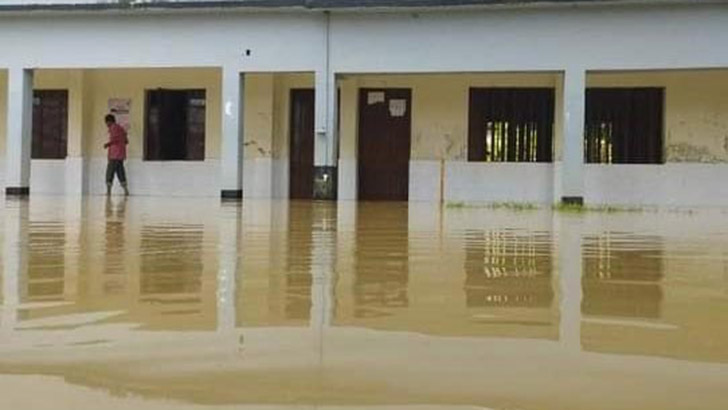 গোলাপগঞ্জে বন্যা অপরিবর্তিত: পাঠদান বন্ধ শতাধিক স্কুলে