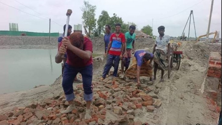 পাইকগাছায় একযুগ পর সড়ক সংস্কার করলেন ইউপি চেয়ারম্যান 