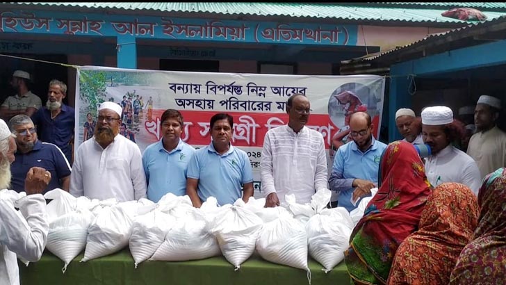 সিলেটের শিয়ালা হাওড়ে বন্যাদুর্গতদের খাদ্যসামগ্রী বিতরণ