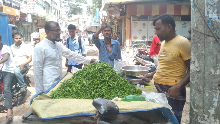 ৬ কেজি চালের দামে মিলছে ১ কেজি কাঁচা মরিচ