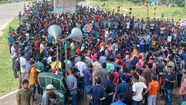 রেলপথ অবরোধ রাবি শিক্ষার্থীদের, রাজশাহীর সঙ্গে সারা দেশের যোগাযোগ বন্ধ