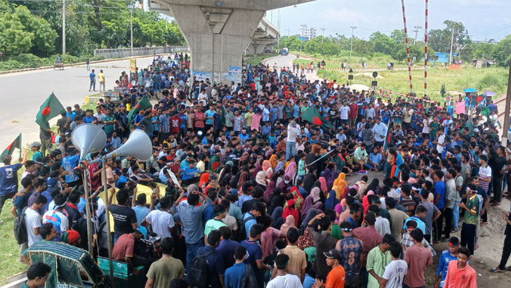 রাবি শিক্ষার্থীদের রেলপথ অবরোধ, ট্রেনের শিডিউল বিপর্যয়