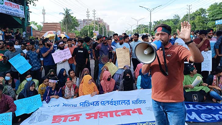 জাবি শিক্ষার্থীদের মহাসড়ক অবরোধ, ক্লাসে ফেরেননি শিক্ষকরা