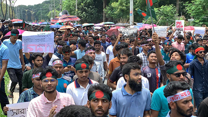 একসঙ্গে মহাসড়ক অবরোধ করলেন রাবি-রুয়েট শিক্ষার্থীরা