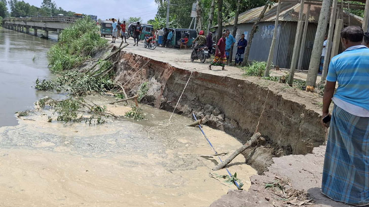 টাঙ্গাইলে সেতুর সংযোগ সড়ক ভেঙে যোগাযোগ বিচ্ছিন্ন