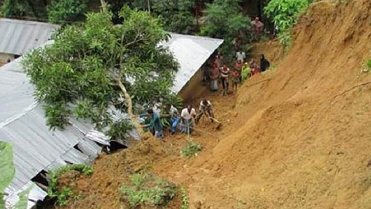 কক্সবাজারে পাহাড়ধসে নিহত ২